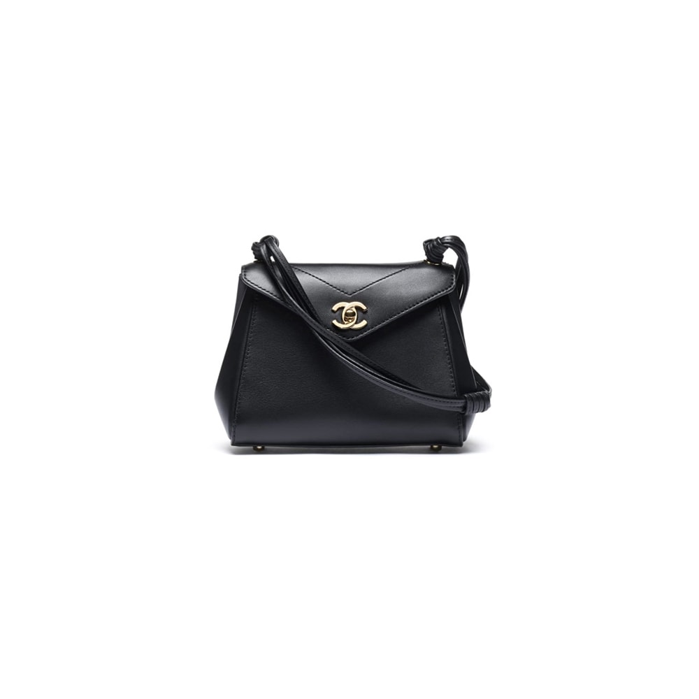 Elegant Black Structured Shoulder Bag with Gold-Tone Clasp