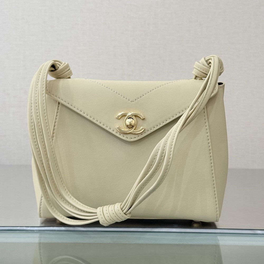 Elegant Cream Shoulder Bag with Gold-Tone Clasp