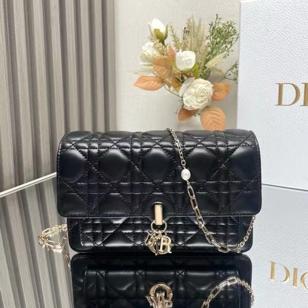 Elegant Black Quilted Shoulder Bag with Gold Chain Strap