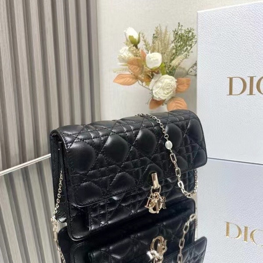 Elegant Black Quilted Shoulder Bag with Gold Chain Strap