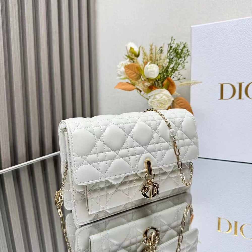 Elegant White Quilted Shoulder Bag with Gold Chain Strap