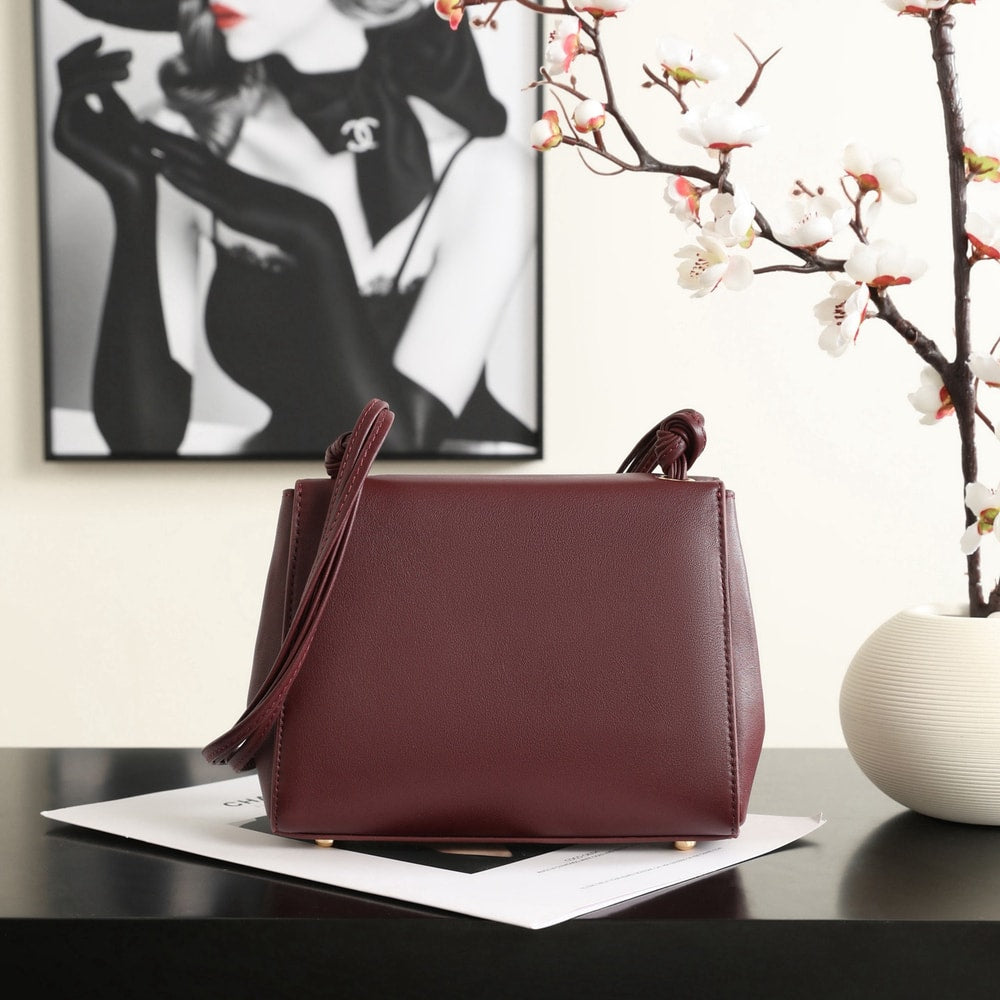 Elegant Burgundy Structured Shoulder Bag with Gold-Tone Clasp