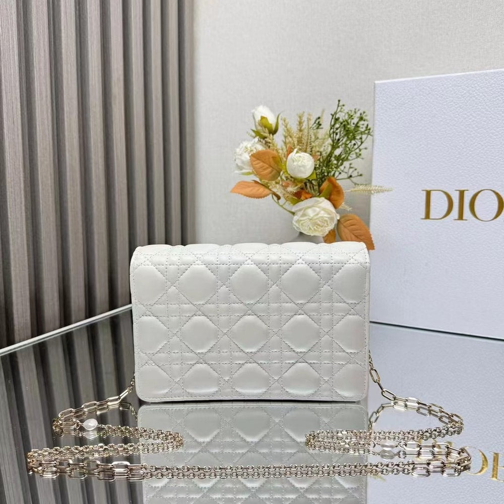 Elegant White Quilted Shoulder Bag with Gold Chain Strap
