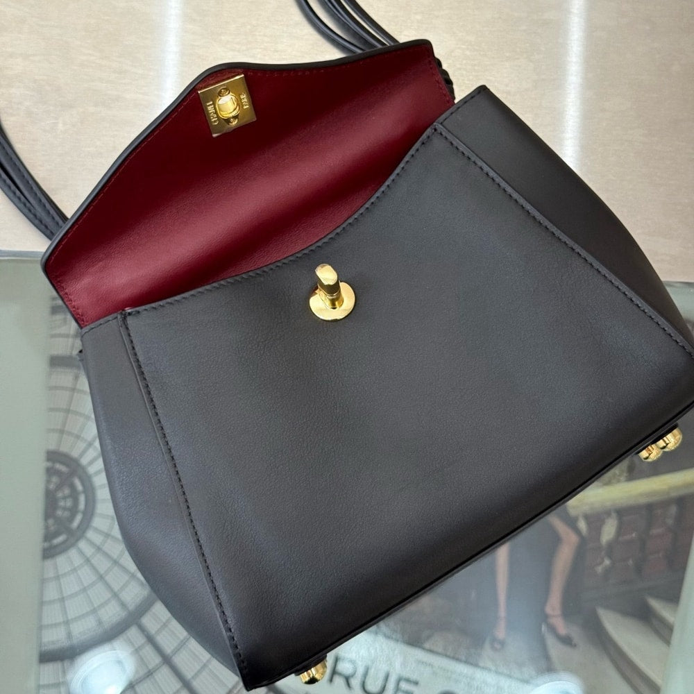 Elegant Black Structured Shoulder Bag with Gold-Tone Clasp