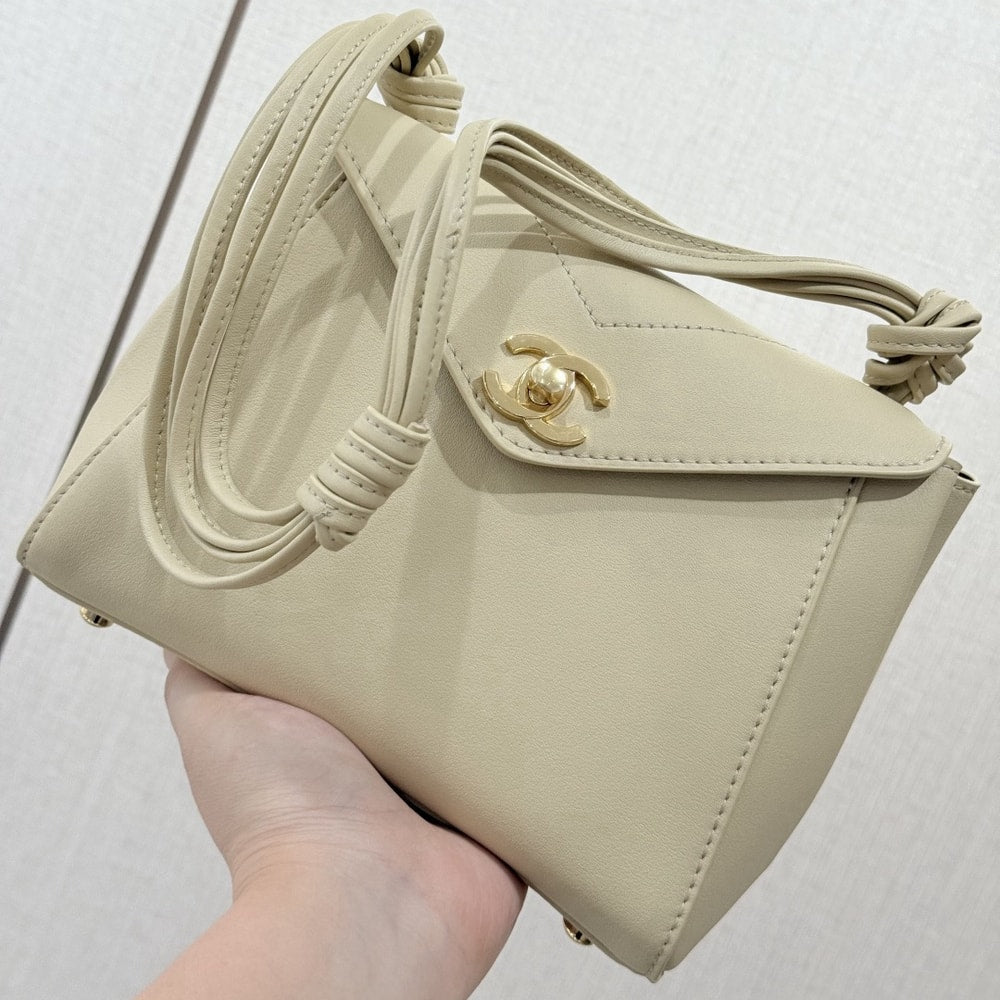 Elegant Cream Shoulder Bag with Gold-Tone Clasp