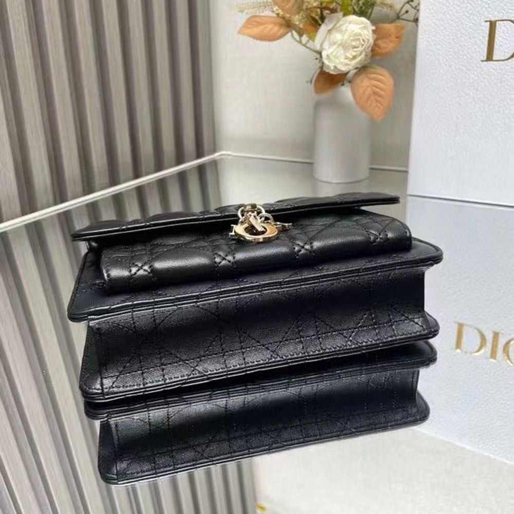Elegant Black Quilted Shoulder Bag with Gold Chain Strap