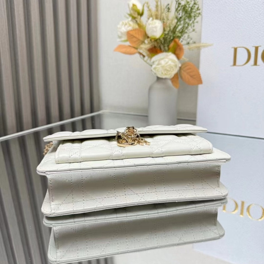 Elegant White Quilted Shoulder Bag with Gold Chain Strap