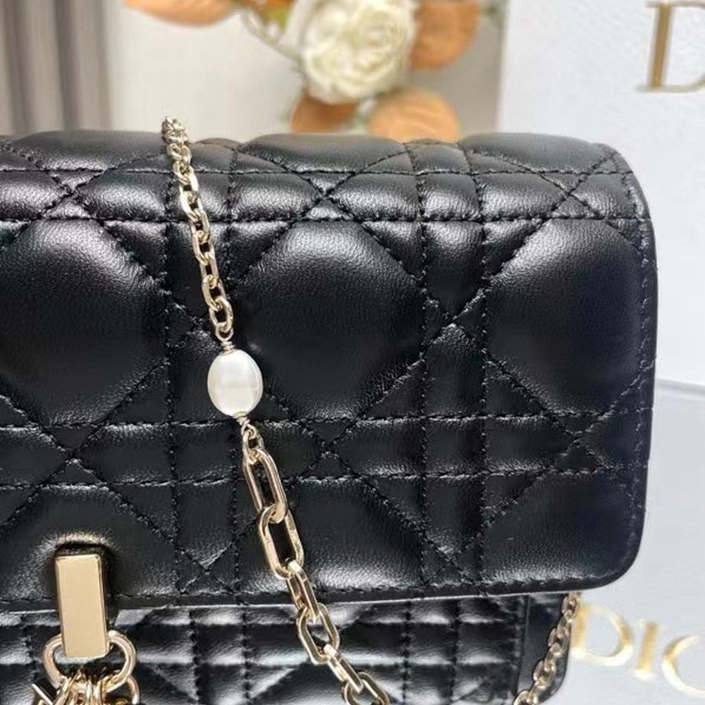 Elegant Black Quilted Shoulder Bag with Gold Chain Strap