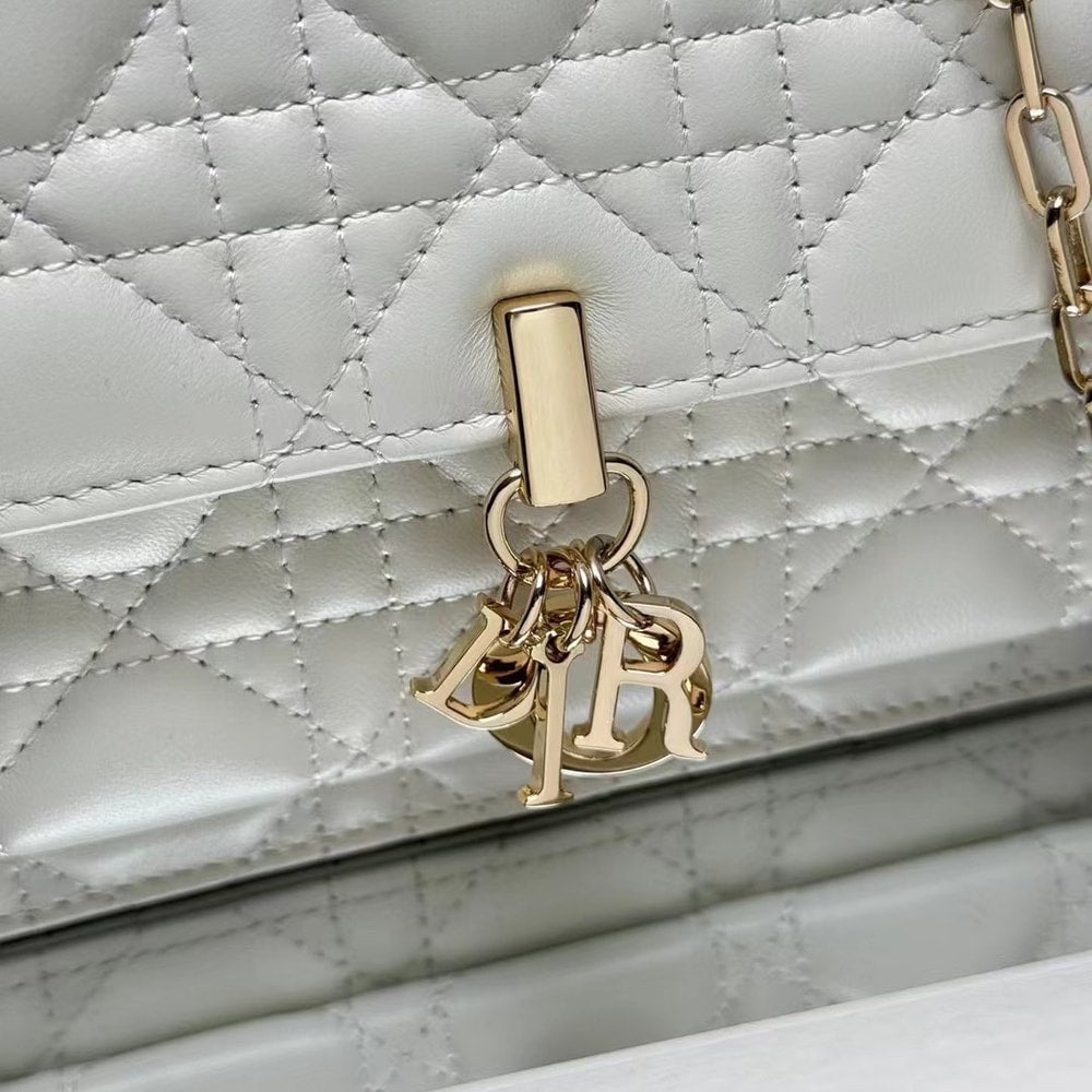 Elegant White Quilted Shoulder Bag with Gold Chain Strap