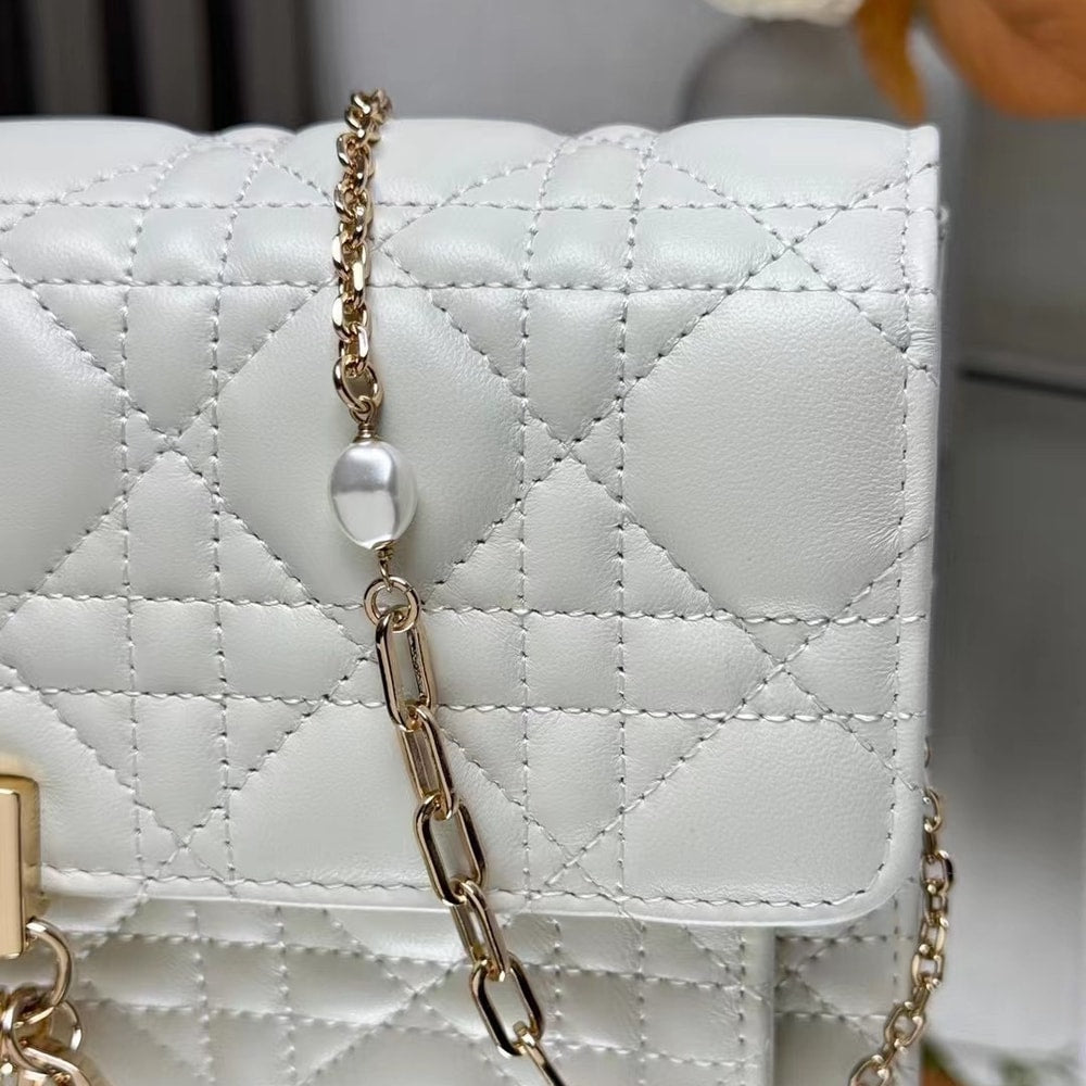 Elegant White Quilted Shoulder Bag with Gold Chain Strap