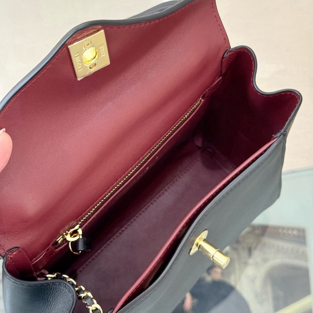 Elegant Black Structured Shoulder Bag with Gold-Tone Clasp
