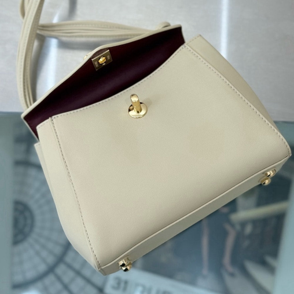 Elegant Cream Shoulder Bag with Gold-Tone Clasp