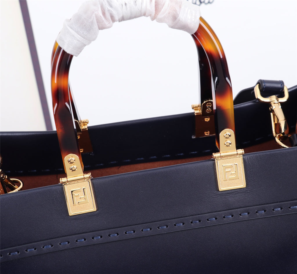 Elegant Tote Bag with Tortoise Handles and Gold-Tone Clasp