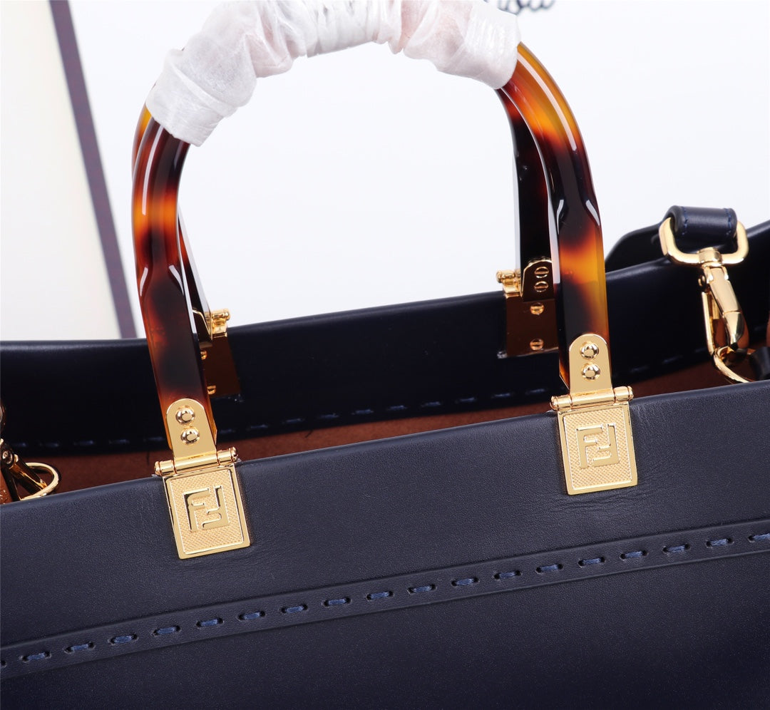 Elegant Tote Bag with Tortoise Handles and Gold-Tone Clasp