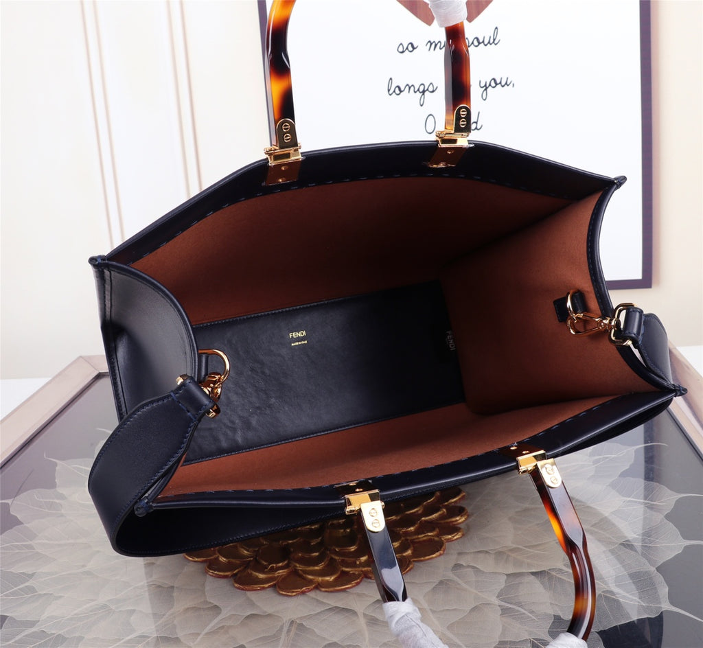 Elegant Tote Bag with Tortoise Handles and Gold-Tone Clasp