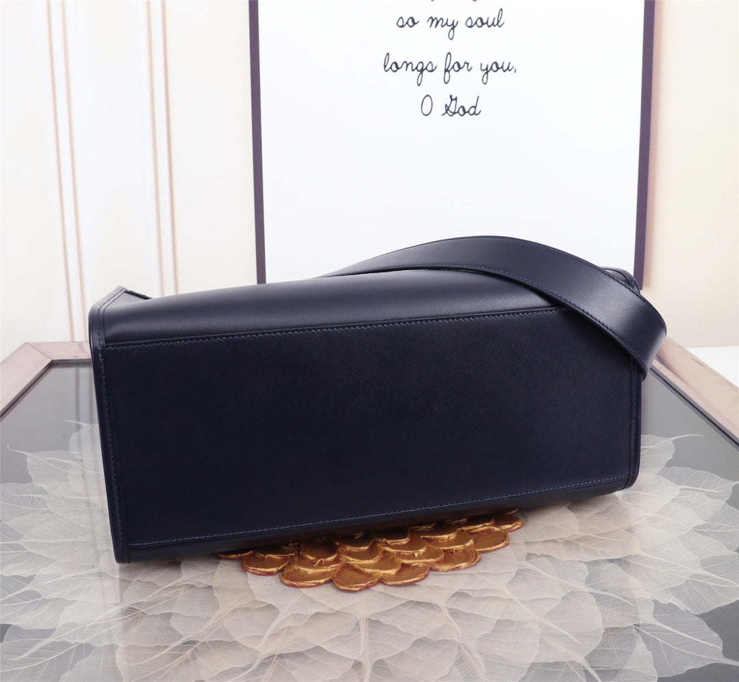 Elegant Tote Bag with Tortoise Handles and Gold-Tone Clasp