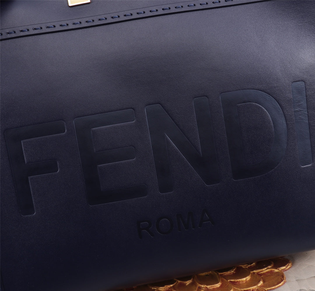 Elegant Tote Bag with Tortoise Handles and Gold-Tone Clasp
