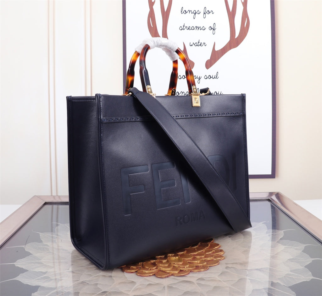Elegant Tote Bag with Tortoise Handles and Gold-Tone Clasp
