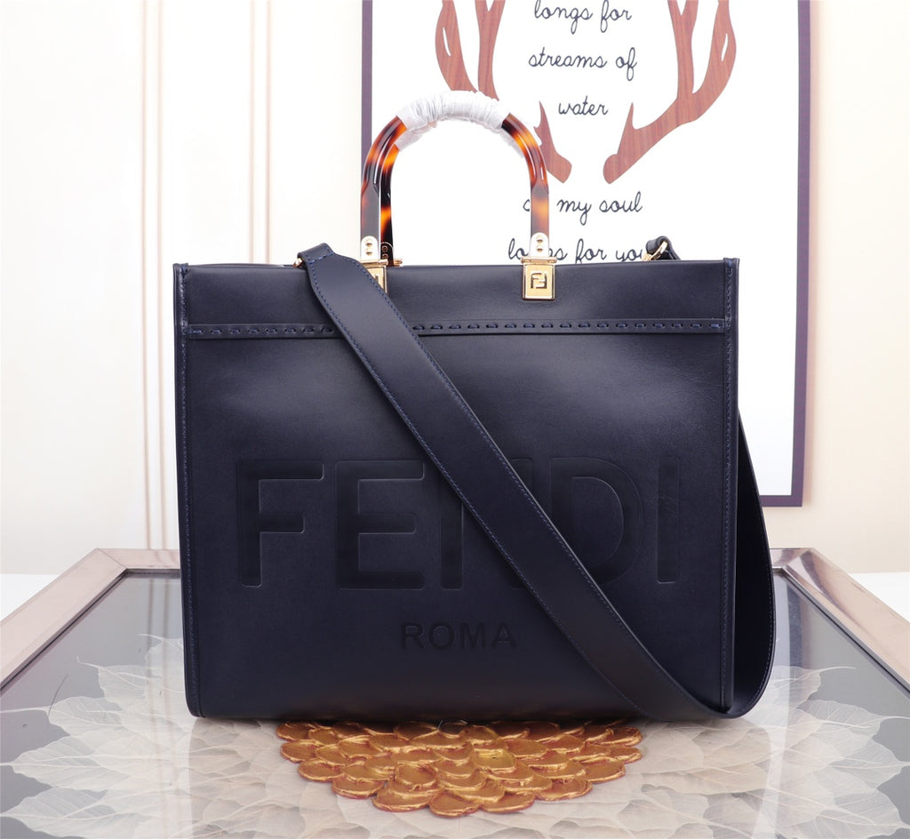 Elegant Tote Bag with Tortoise Handles and Gold-Tone Clasp