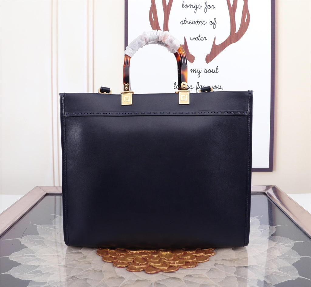 Elegant Tote Bag with Tortoise Handles and Gold-Tone Clasp